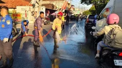 Dua Pemotor Tergelincir Akibat Tumpahan Solar di Jalan Pahlawan Probolinggo, Damkar Lakukan Penyemprotan